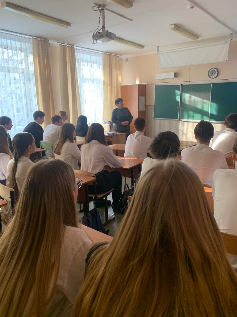Встреча депутата Барнаульской городской Думы СА Бочковой со старшеклассниками.